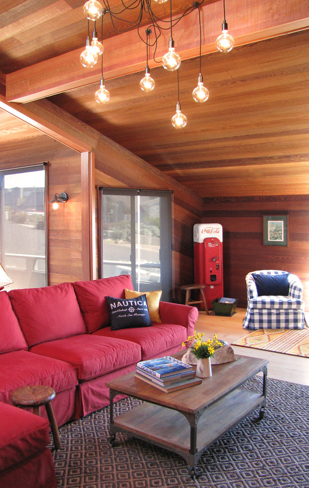 Ejemplo de sala de estar ecléctica con paredes marrones y suelo de madera en tonos medios