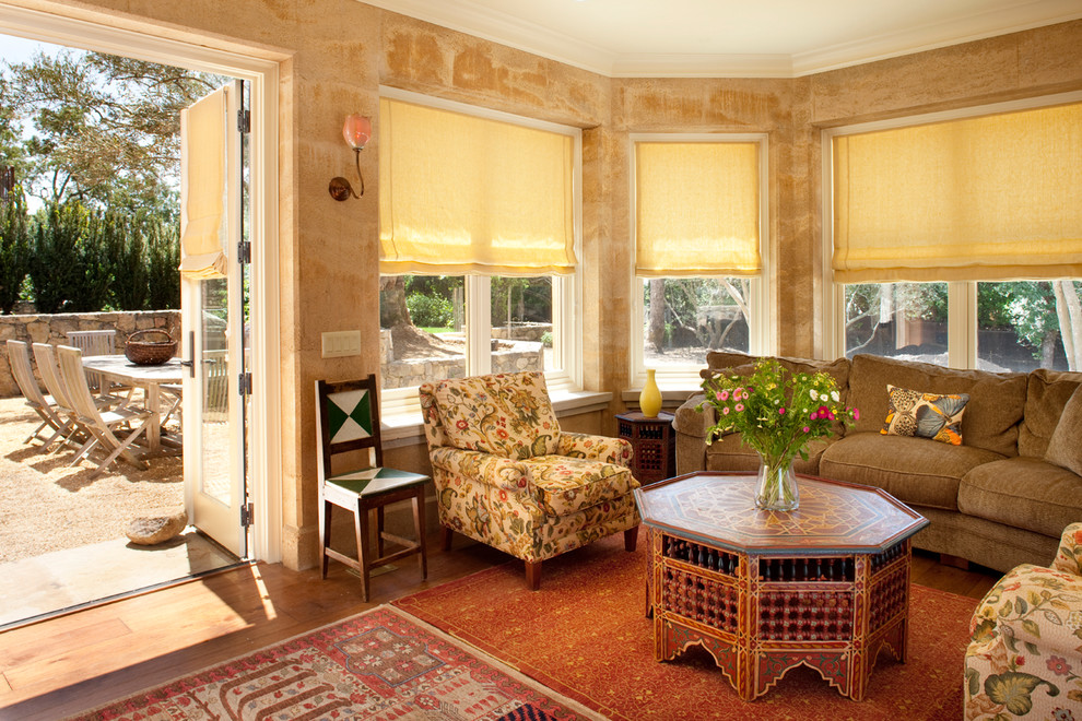 Aménagement d'une grande salle de séjour classique ouverte avec un mur beige, un sol en bois brun, aucune cheminée et aucun téléviseur.