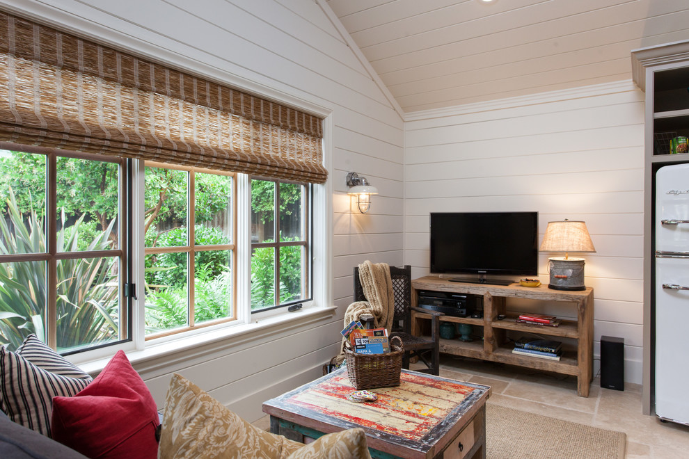 Источник вдохновения для домашнего уюта: гостиная комната в стиле рустика с ковром на полу
