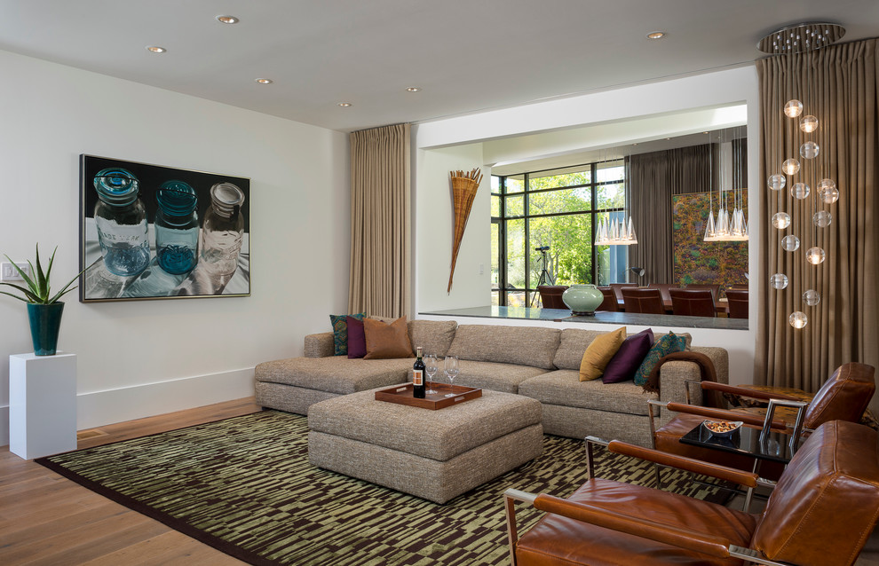 Offenes Modernes Wohnzimmer ohne Kamin mit weißer Wandfarbe, braunem Holzboden und braunem Boden in San Francisco