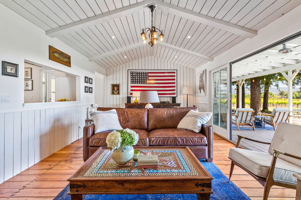 Landhaus Wohnzimmer mit weißer Wandfarbe und braunem Holzboden in San Francisco