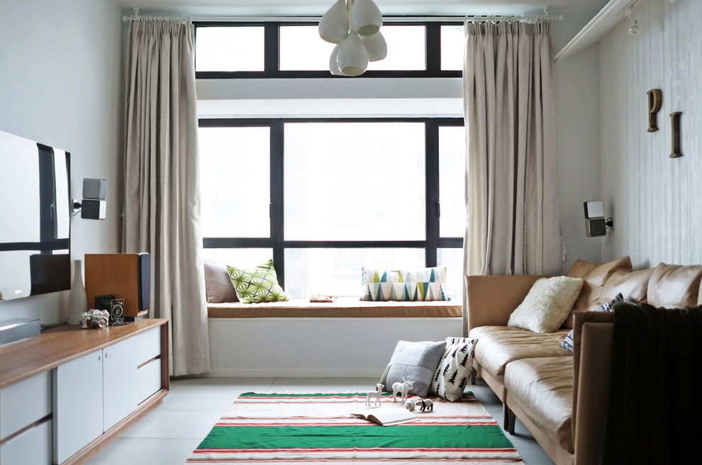 На фото: гостиная комната в современном стиле с белыми стенами и телевизором на стене без камина с
