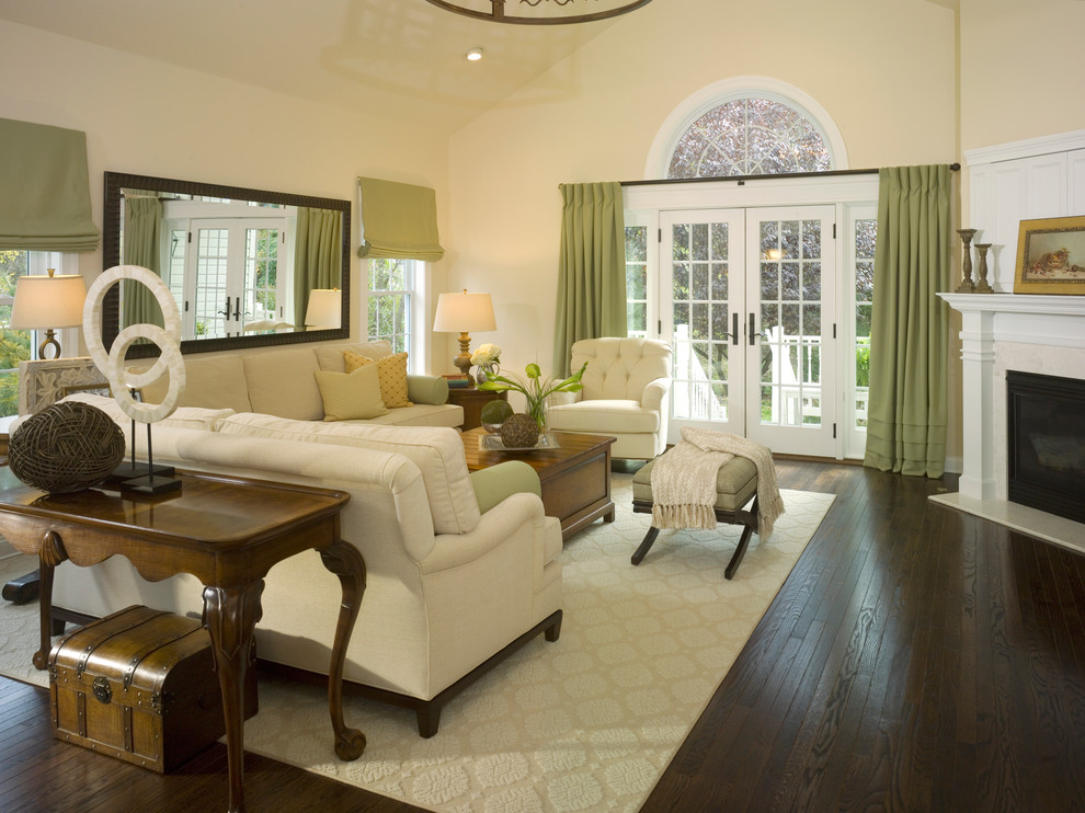 Inspiration pour une salle de séjour traditionnelle de taille moyenne avec un mur beige, un sol en contreplaqué, une cheminée standard, un manteau de cheminée en béton et un sol marron.