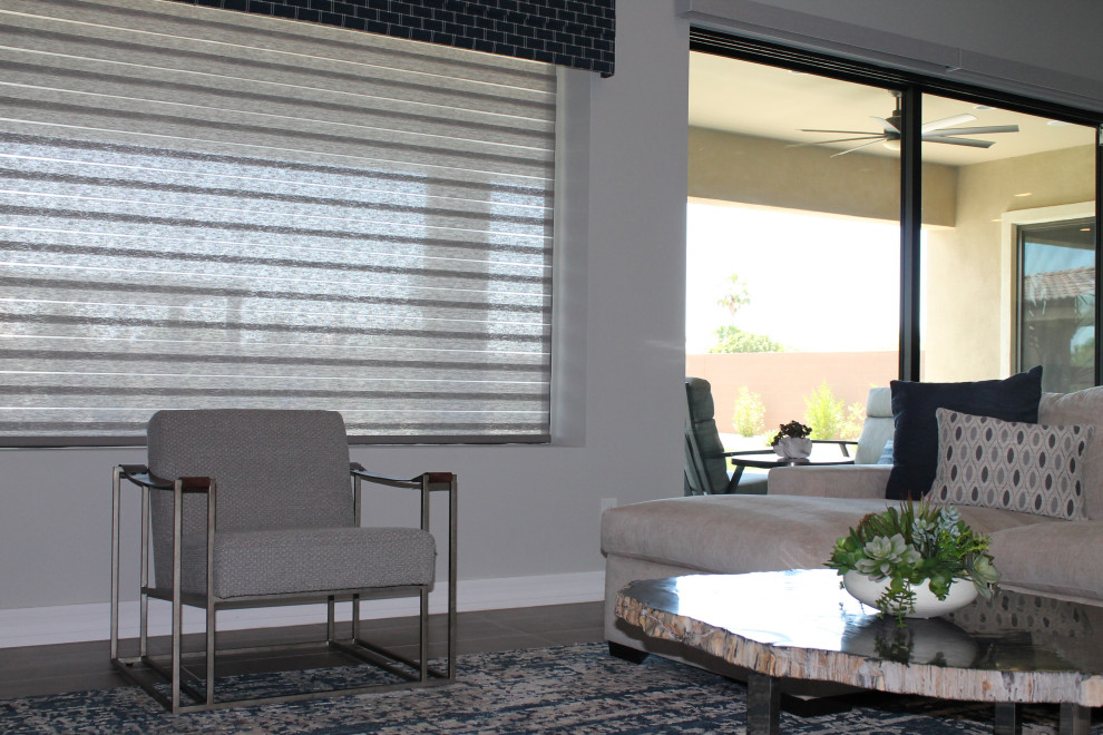 Imagen de sala de estar abierta tradicional renovada extra grande con paredes grises, suelo de baldosas de porcelana, televisor independiente y papel pintado