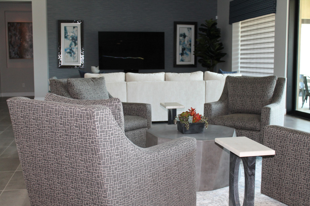 Foto de sala de estar abierta tradicional renovada extra grande con paredes grises, suelo de baldosas de porcelana, televisor independiente y papel pintado