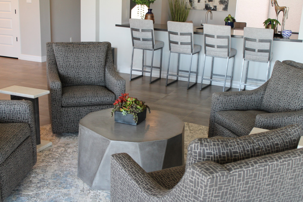 Immagine di un ampio soggiorno tradizionale aperto con pareti grigie, pavimento in gres porcellanato e TV autoportante