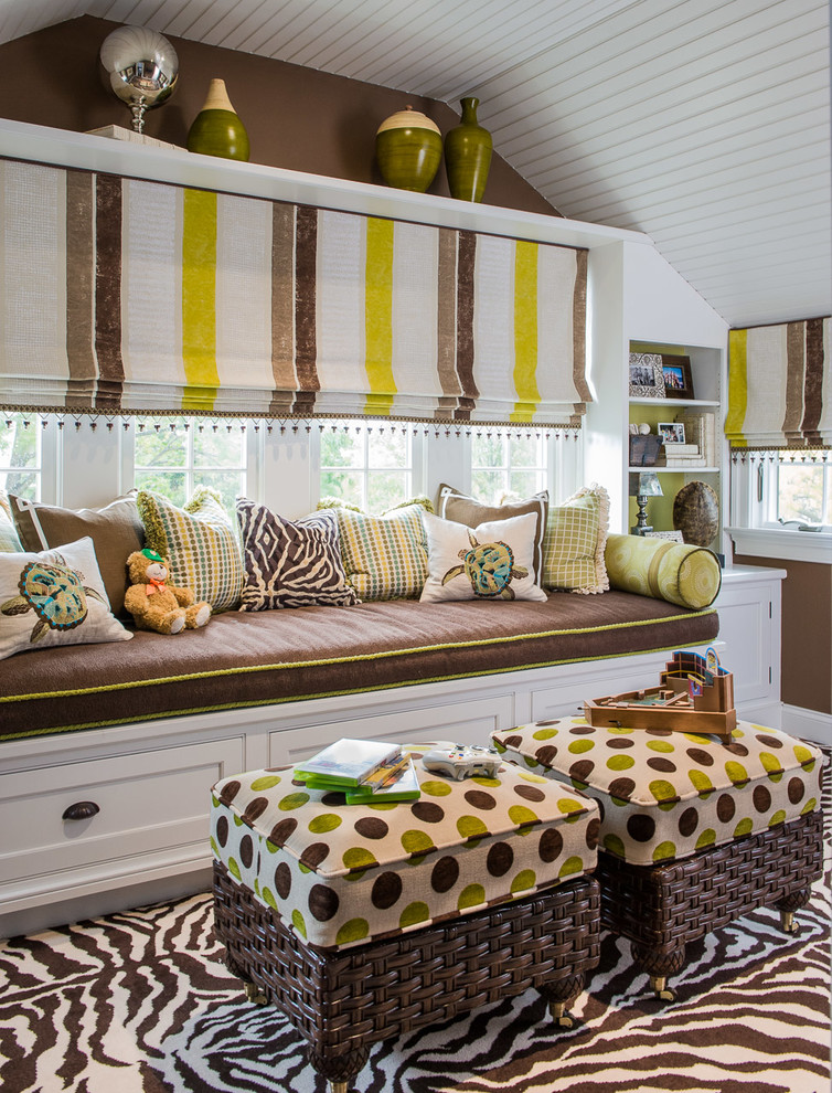 Diseño de sala de estar tipo loft costera de tamaño medio sin chimenea y televisor con paredes marrones y moqueta