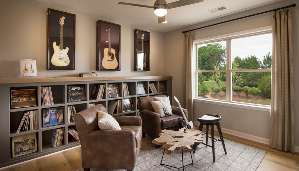 Foto de sala de estar tradicional renovada con paredes beige y suelo de madera en tonos medios