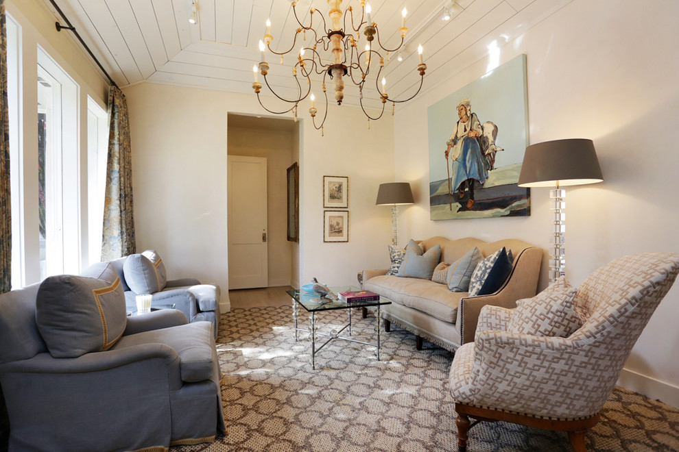 Imagen de sala de estar cerrada tradicional renovada con paredes beige