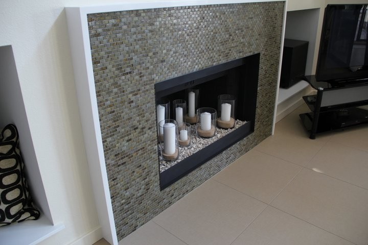 Modelo de sala de estar actual con todas las chimeneas y marco de chimenea de baldosas y/o azulejos