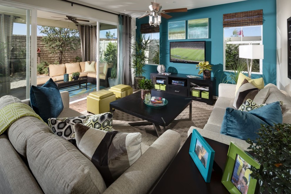 Mittelgroßes, Offenes Modernes Wohnzimmer mit weißer Wandfarbe, hellem Holzboden und TV-Wand in San Diego