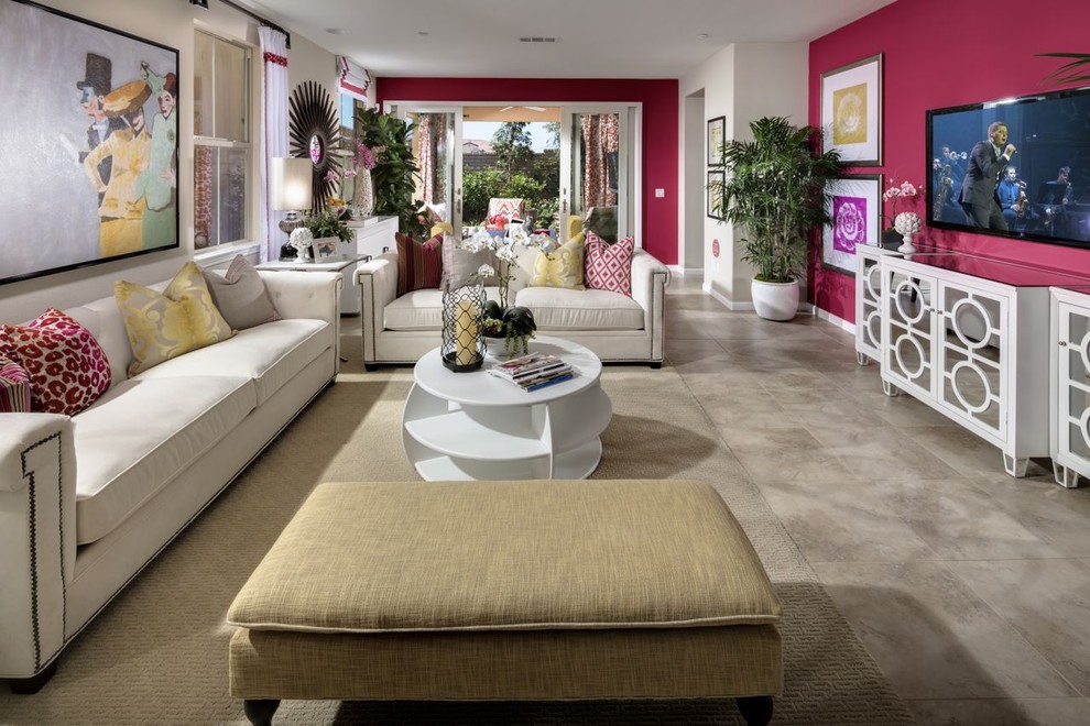 Cette image montre une grande salle de séjour design ouverte avec un mur rose, un sol en carrelage de porcelaine, aucune cheminée et un téléviseur fixé au mur.