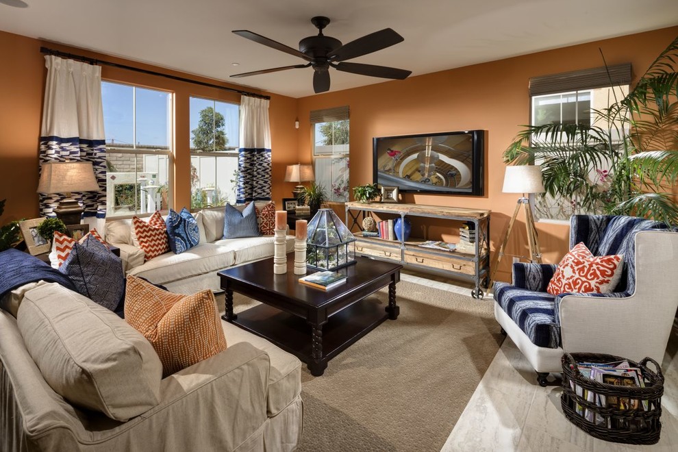 Mittelgroßes, Abgetrenntes Klassisches Wohnzimmer ohne Kamin mit oranger Wandfarbe, Porzellan-Bodenfliesen, TV-Wand und grauem Boden in San Diego