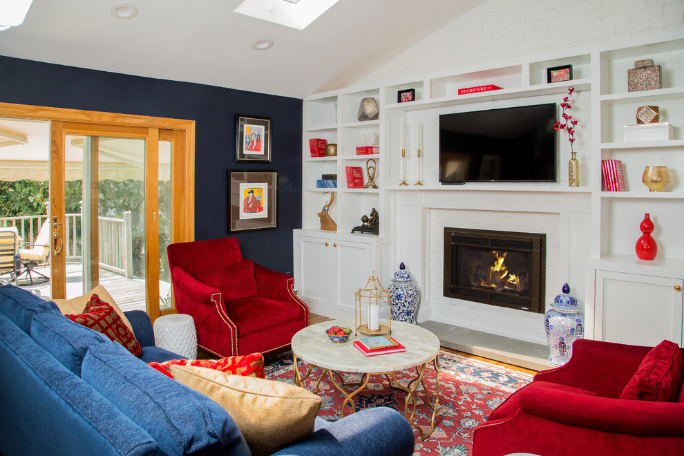 Abgetrenntes Modernes Wohnzimmer mit blauer Wandfarbe, braunem Holzboden, Kamin, Kaminumrandung aus Backstein, Multimediawand und beigem Boden in New York