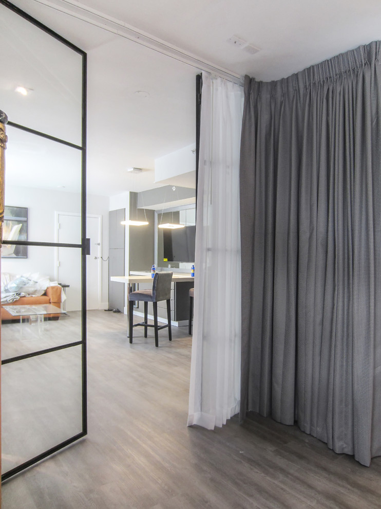 Свежая идея для дизайна: открытая гостиная комната среднего размера в современном стиле с домашним баром, белыми стенами и темным паркетным полом - отличное фото интерьера