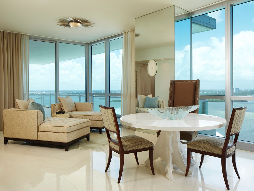 Imagen de sala de estar abierta tropical grande sin chimenea y televisor con suelo blanco, paredes blancas y suelo de baldosas de porcelana