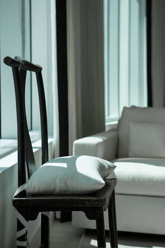 Diseño de sala de estar abierta contemporánea de tamaño medio con paredes grises y suelo de madera clara