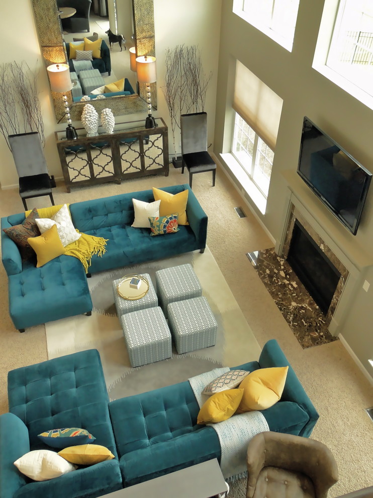 Foto de sala de estar abierta clásica renovada grande con paredes blancas, moqueta, todas las chimeneas, marco de chimenea de madera, televisor colgado en la pared y alfombra