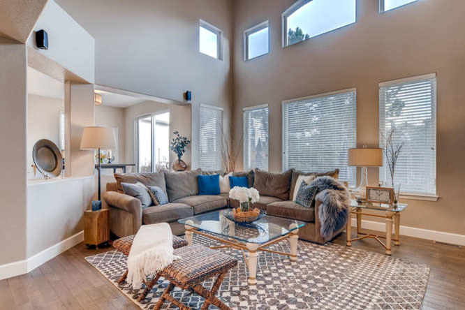 Ejemplo de sala de estar abierta contemporánea de tamaño medio sin chimenea con paredes beige, televisor retractable, suelo de madera clara y suelo beige