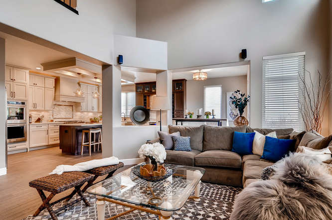 Mittelgroßes, Offenes Modernes Wohnzimmer ohne Kamin mit beiger Wandfarbe, verstecktem TV, hellem Holzboden und beigem Boden in Denver