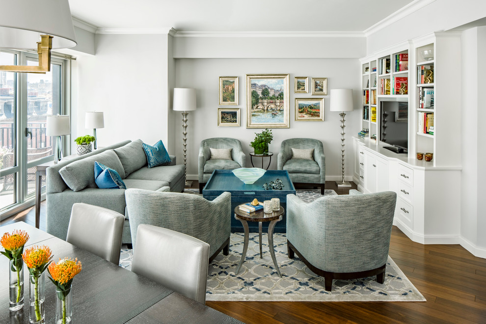 Modelo de sala de estar abierta tradicional renovada pequeña con paredes grises, suelo de madera en tonos medios y pared multimedia