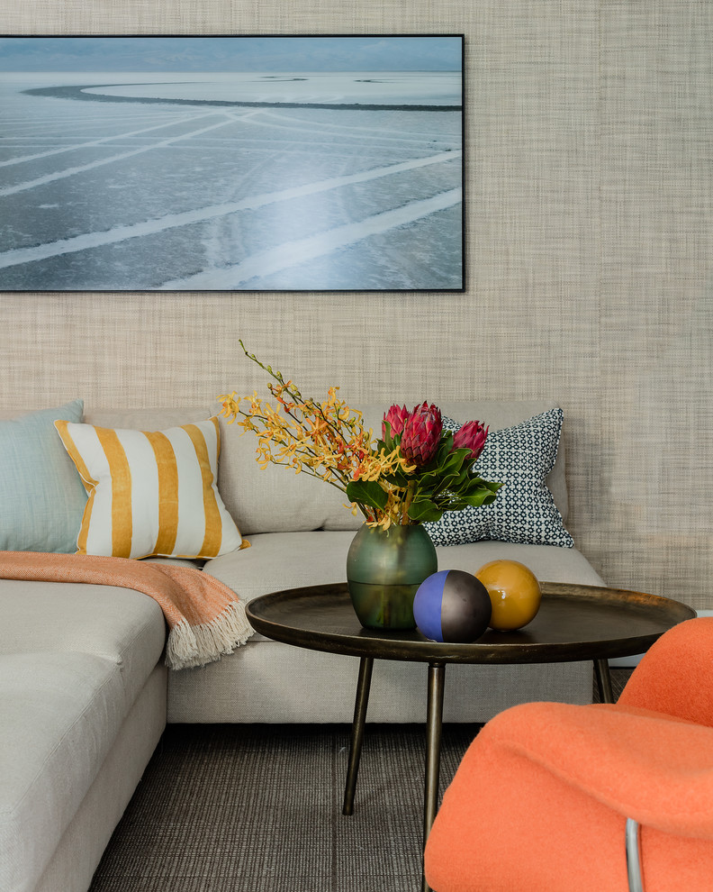 Foto di un grande soggiorno minimalista chiuso con angolo bar, pareti beige, pavimento in legno massello medio e TV a parete
