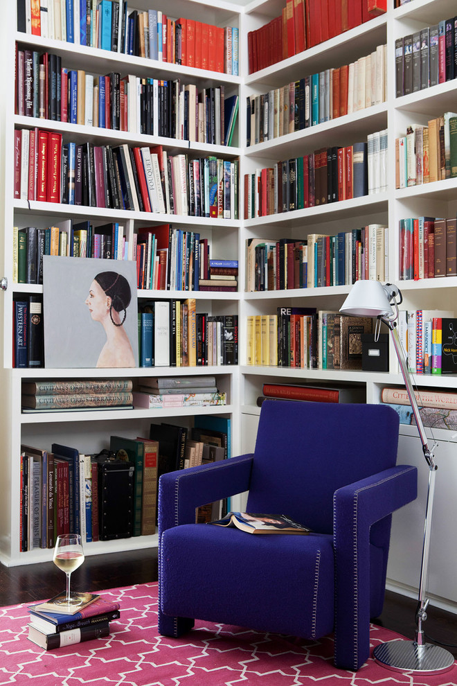 Ejemplo de sala de estar con biblioteca abierta contemporánea pequeña con paredes blancas y suelo de madera oscura
