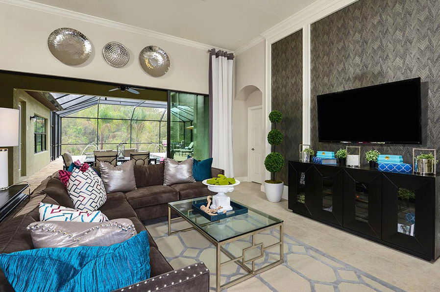 Offenes Klassisches Wohnzimmer mit Porzellan-Bodenfliesen, TV-Wand, beigem Boden, Tapetenwänden und beiger Wandfarbe in Tampa