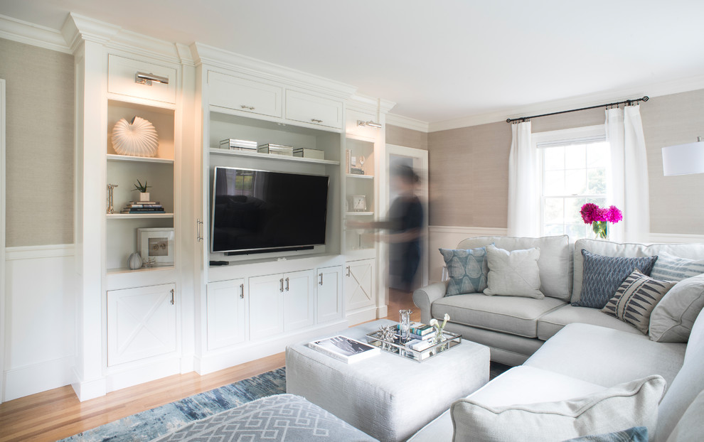 Großes Maritimes Wohnzimmer mit Multimediawand, beiger Wandfarbe, hellem Holzboden und beigem Boden in Portland Maine