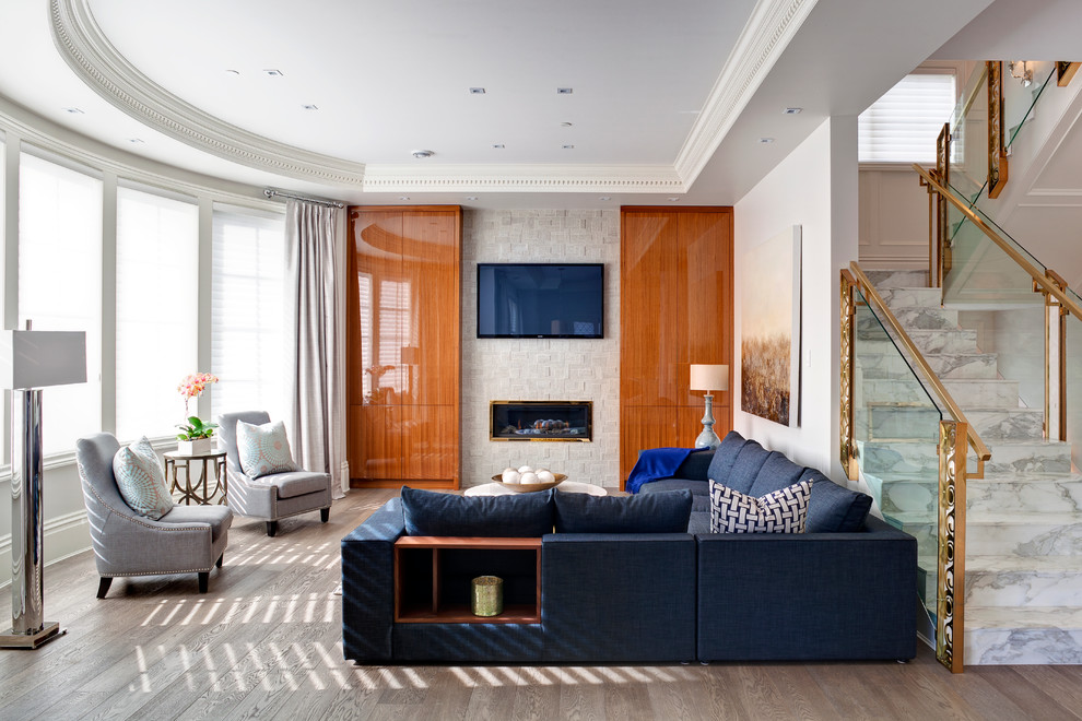 Mittelgroßes, Offenes Klassisches Wohnzimmer mit weißer Wandfarbe, braunem Holzboden, Kamin, TV-Wand und Kaminumrandung aus Metall in Vancouver