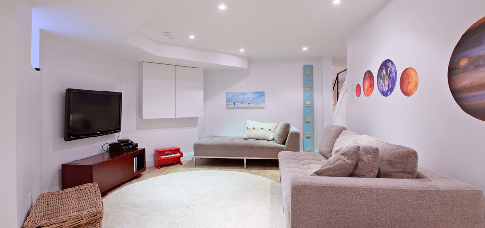 Mittelgroßer, Abgetrennter Retro Hobbyraum ohne Kamin mit weißer Wandfarbe, Teppichboden und TV-Wand in Toronto