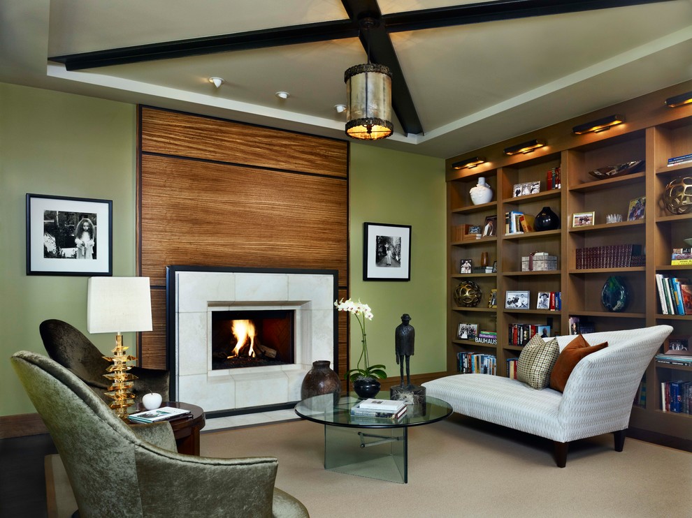 Источник вдохновения для домашнего уюта: гостиная комната в современном стиле с с книжными шкафами и полками и зелеными стенами