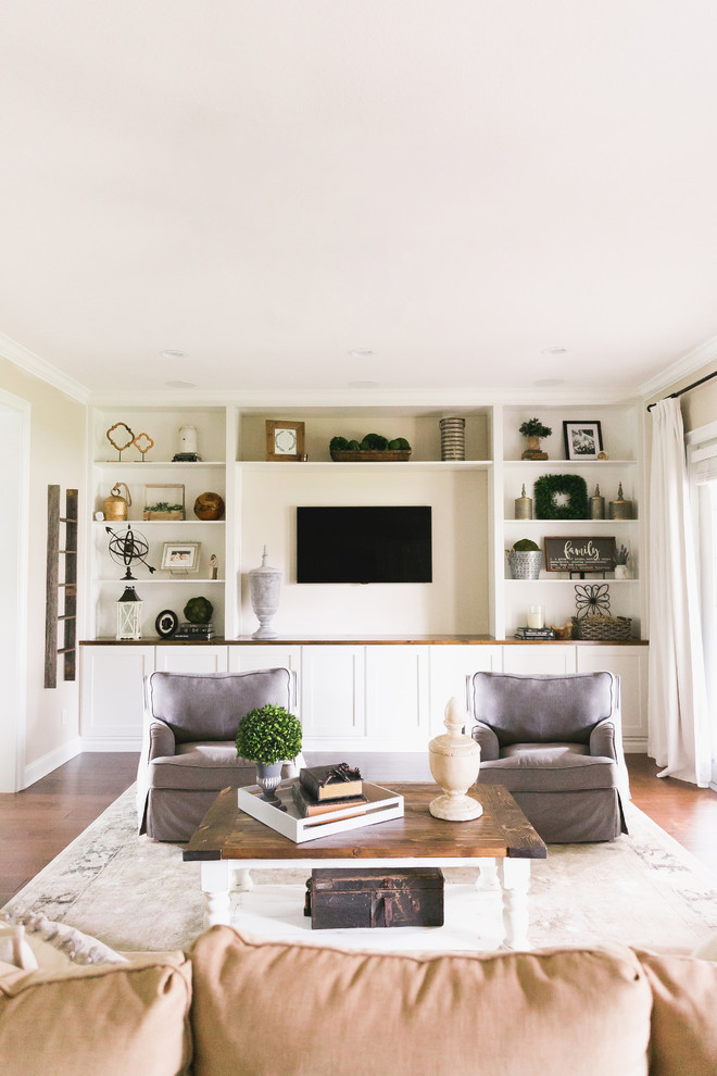 Mittelgroßes, Offenes Landhausstil Wohnzimmer ohne Kamin mit beiger Wandfarbe, braunem Holzboden, TV-Wand und braunem Boden in Tampa