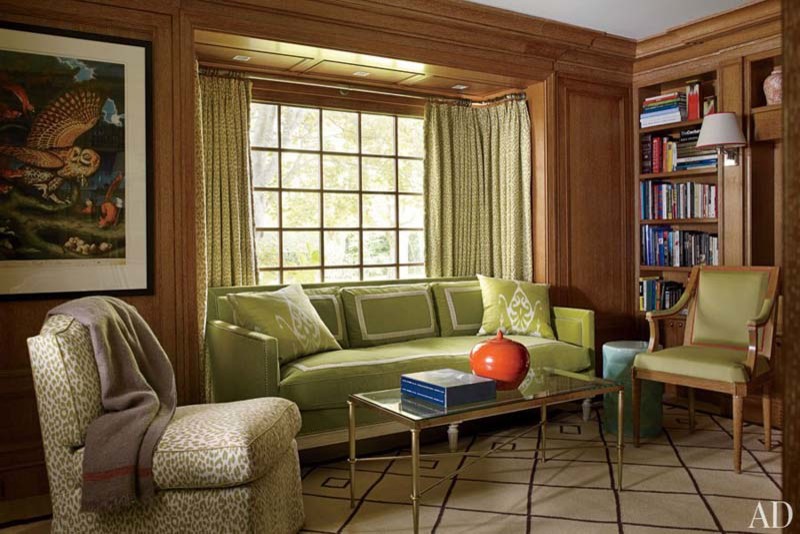 Cette image montre une grande salle de séjour bohème fermée avec une bibliothèque ou un coin lecture, parquet clair et un sol beige.