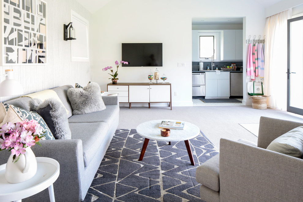 Ejemplo de sala de estar tipo loft contemporánea de tamaño medio sin chimenea con paredes beige, televisor colgado en la pared, moqueta y suelo gris