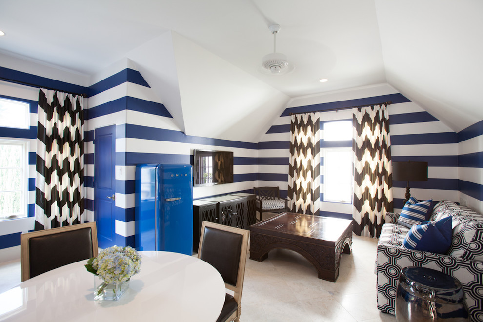 Cette photo montre une salle de séjour méditerranéenne ouverte avec un mur bleu et un téléviseur fixé au mur.