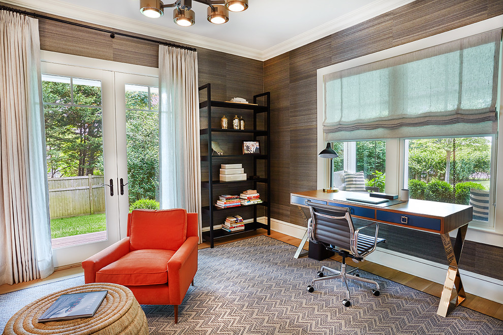 Imagen de sala de estar con biblioteca cerrada costera de tamaño medio sin chimenea y televisor con paredes marrones y suelo de madera clara