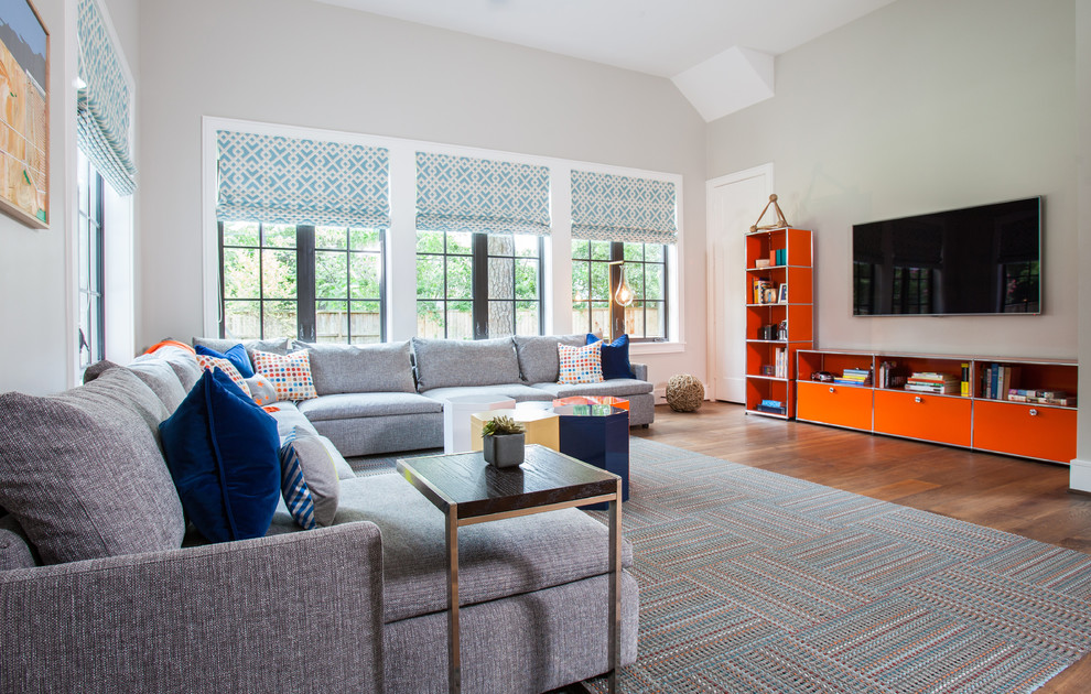 Свежая идея для дизайна: гостиная комната в стиле неоклассика (современная классика) с ковром на полу - отличное фото интерьера