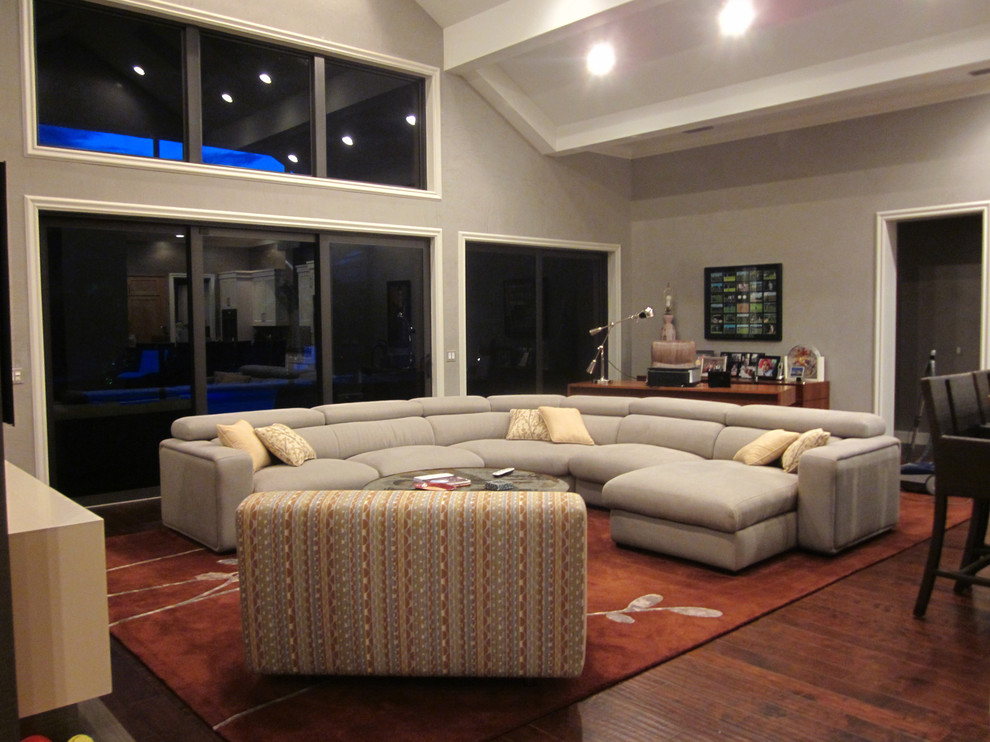 Imagen de sala de estar abierta contemporánea extra grande con paredes grises y suelo de madera en tonos medios