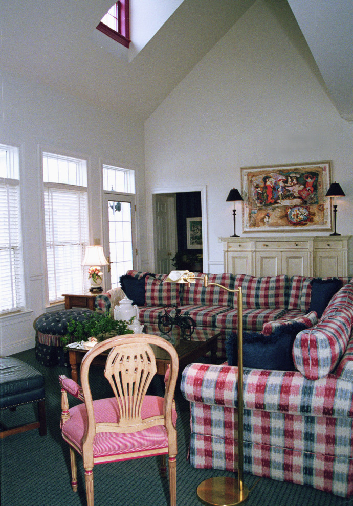 Exempel på ett stort klassiskt allrum, med vita väggar, heltäckningsmatta, en väggmonterad TV och blått golv