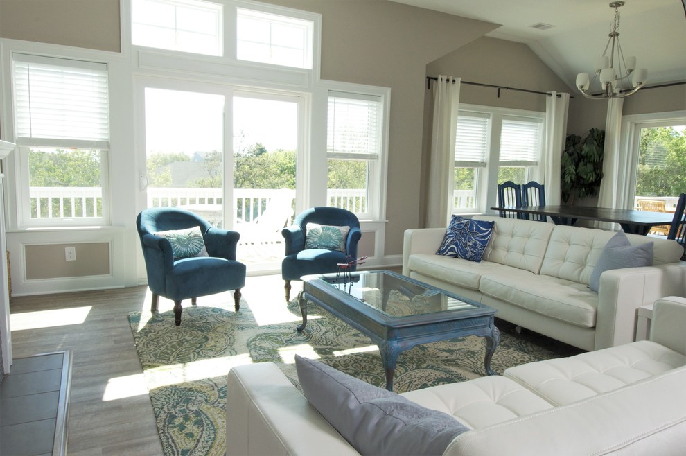 Пример оригинального дизайна: открытая гостиная комната среднего размера в морском стиле с серыми стенами, полом из винила, стандартным камином и фасадом камина из плитки