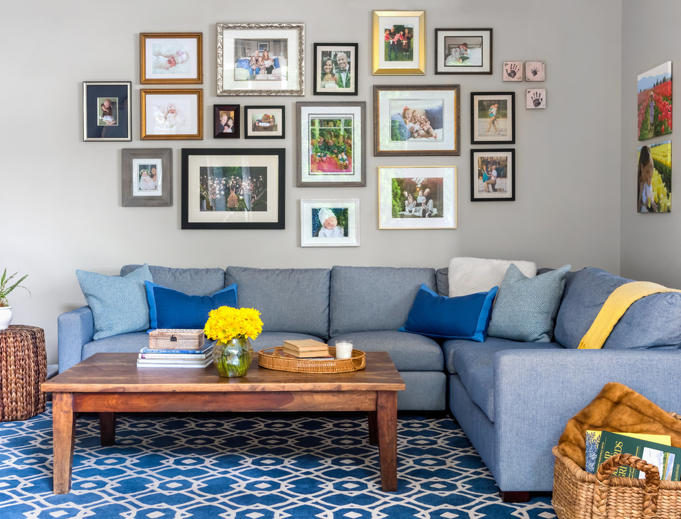 Imagen de sala de estar abierta tradicional renovada de tamaño medio con paredes grises, moqueta y suelo multicolor