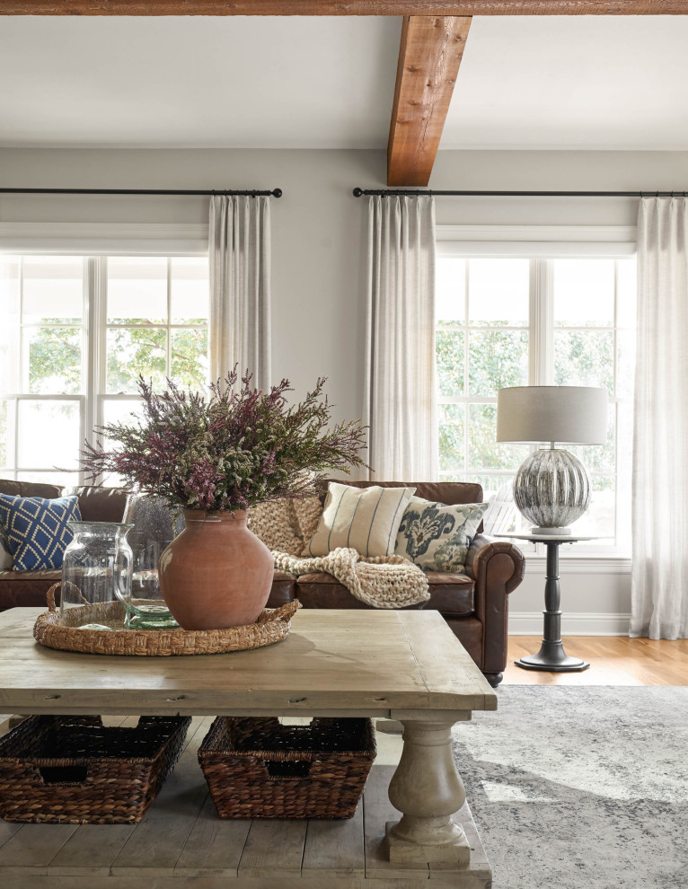 Großes, Offenes Country Wohnzimmer mit grauer Wandfarbe, braunem Holzboden und braunem Boden in Dallas