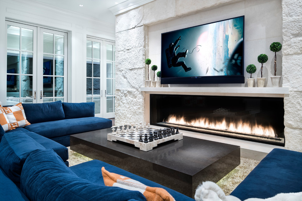Cette image montre une grande salle de séjour minimaliste ouverte avec un mur blanc, parquet foncé, un téléviseur fixé au mur et un sol marron.