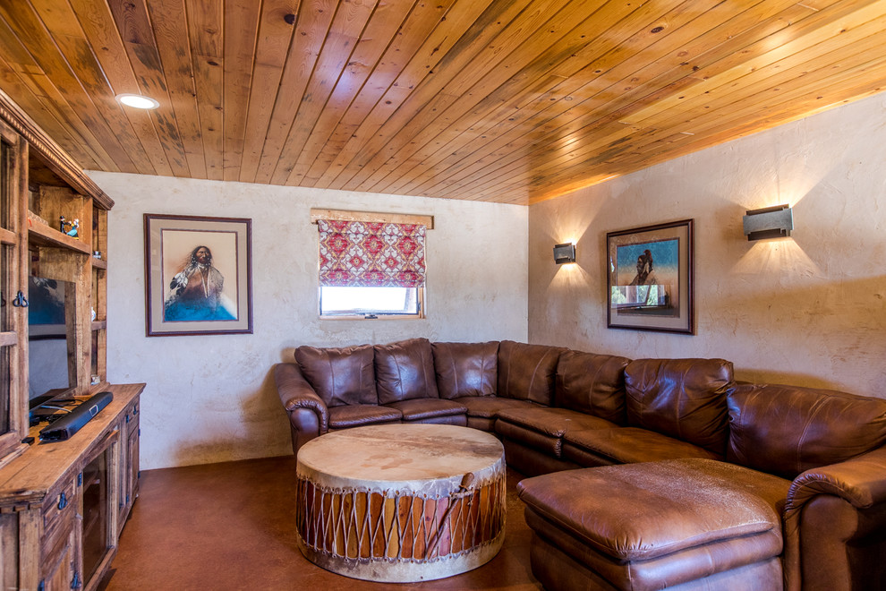 Foto di un soggiorno american style di medie dimensioni e chiuso con pareti beige, pavimento in cemento, nessun camino, TV autoportante e pavimento rosso