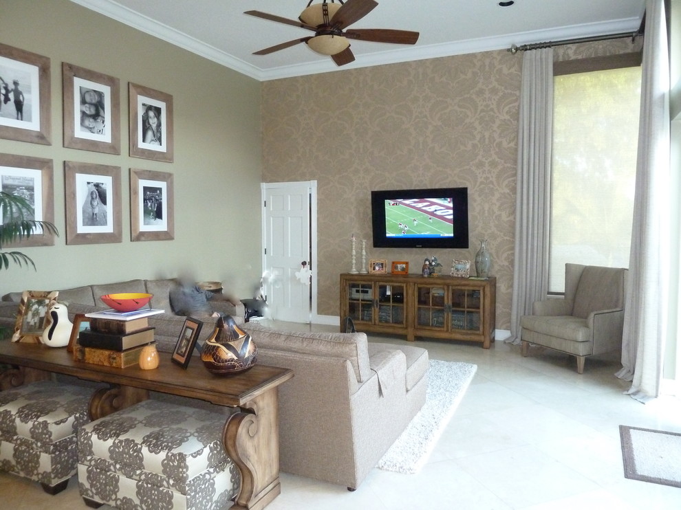 Idée de décoration pour une grande salle de séjour minimaliste ouverte avec un mur marron, un sol en travertin et un téléviseur fixé au mur.