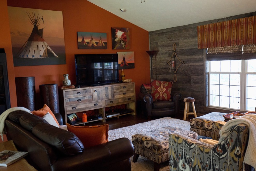 Immagine di un soggiorno stile rurale di medie dimensioni e aperto con pareti multicolore, parquet scuro e TV autoportante