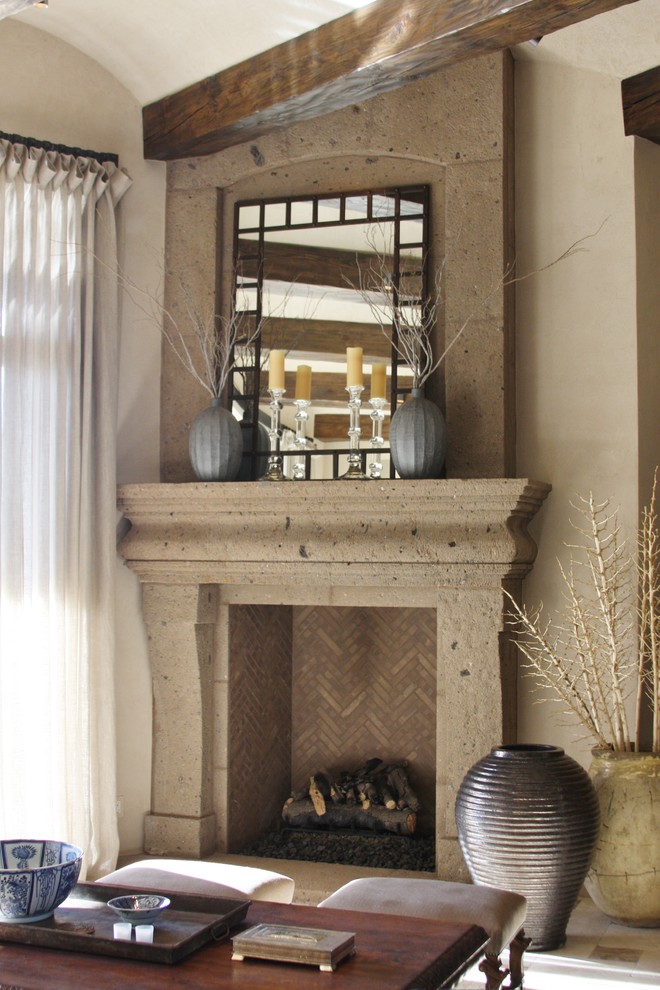 Imagen de sala de estar abierta de estilo americano de tamaño medio con paredes beige, chimenea de esquina, marco de chimenea de piedra y televisor retractable