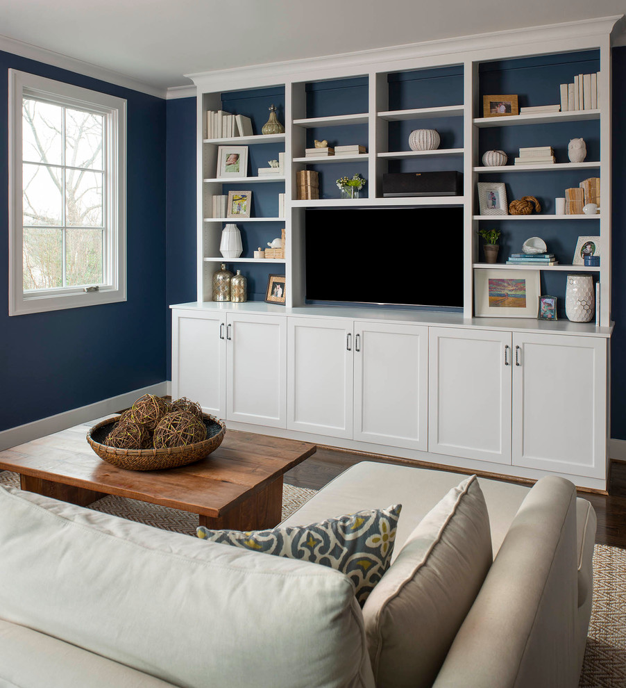 ダラスにあるトランジショナルスタイルのおしゃれな独立型ファミリールーム (ゲームルーム、青い壁、濃色無垢フローリング、据え置き型テレビ) の写真