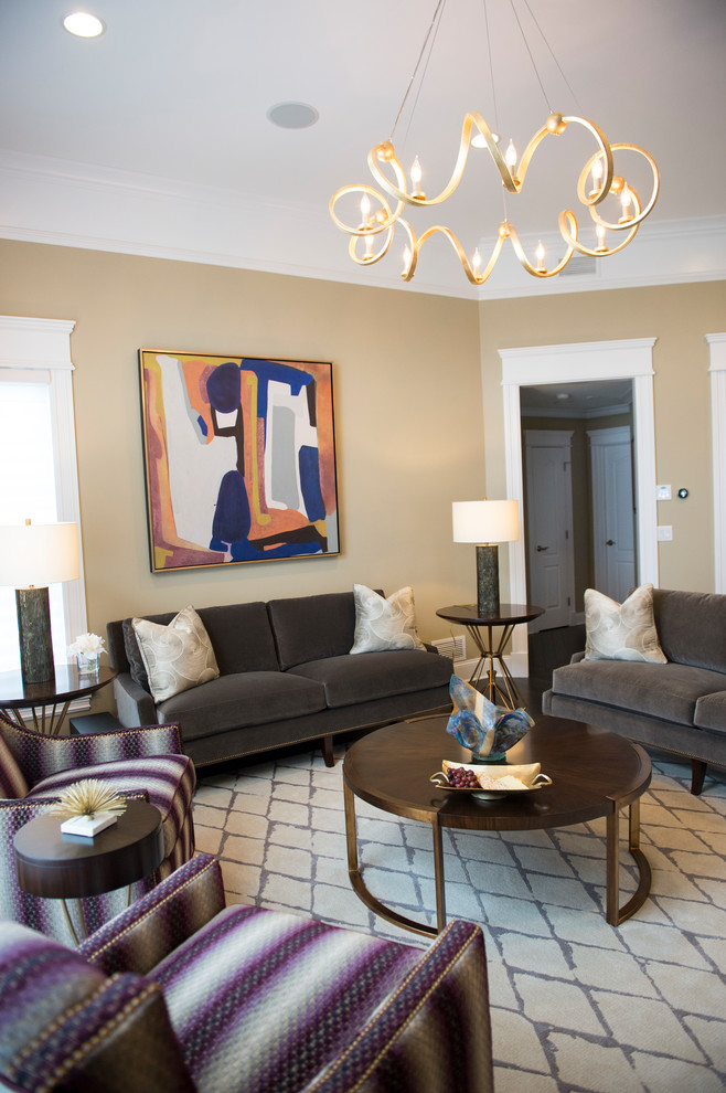 Cette image montre une très grande salle de séjour minimaliste ouverte avec un mur violet, parquet foncé, un téléviseur indépendant et un sol marron.